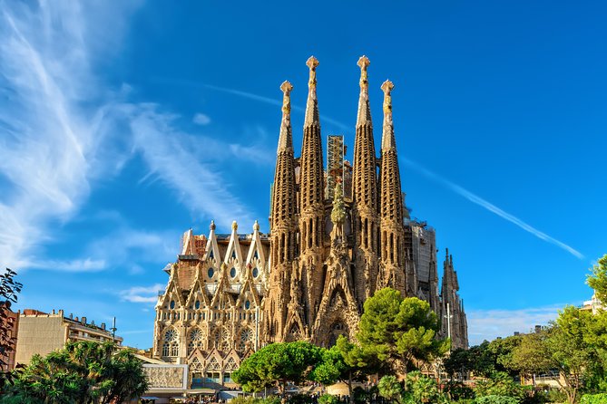 Best of Barcelona: Sagrada Familia & Old Town Tour With Pick-Up - Exploring Sagrada Familia