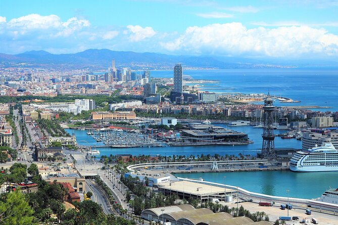 Best of Barcelona: Sagrada Familia & Old Town Tour With Pick-Up - Strolling Down Las Ramblas