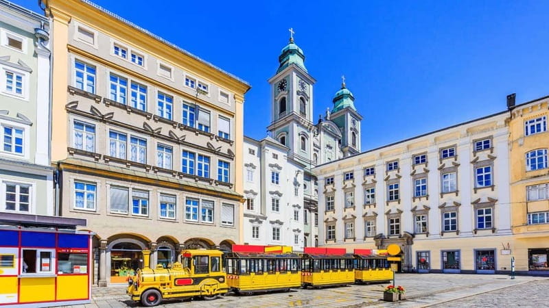 Best of Linz: Private Walking Tour with a Local - Starting at Hauptplatz: The Heart of Linz
