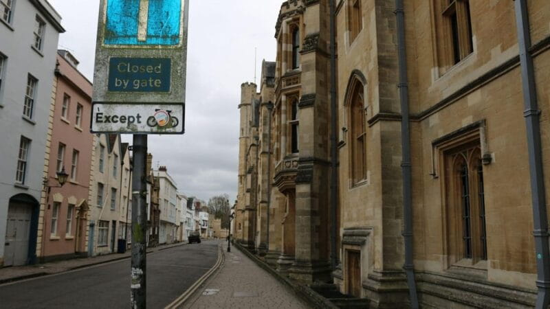 Best of Oxford: Private Walking Tour with a Local - Entering Oxford’s Iconic Landmarks