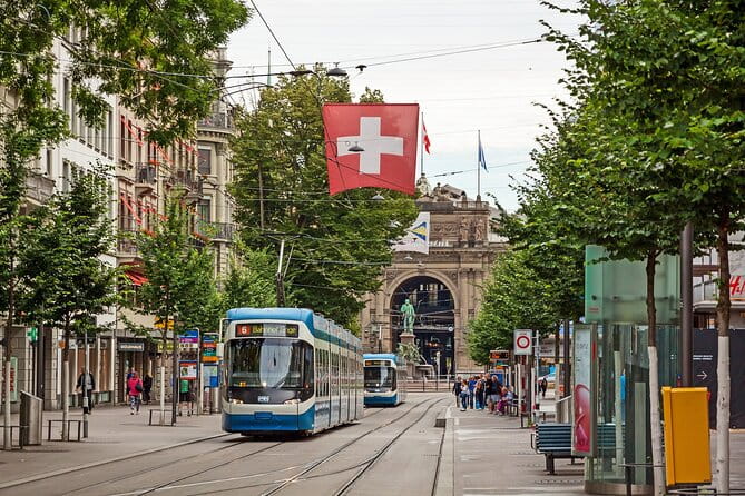 Best of Zürich & Surroundings: Walking Tour, Cable Car and Ferry - Exploring Zurich’s Old Town