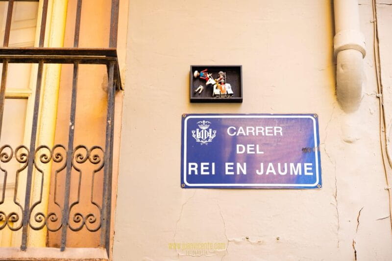 Best Street Art in Valencia Walking Tour - Starting at the Torres de Serranos: Setting the Scene