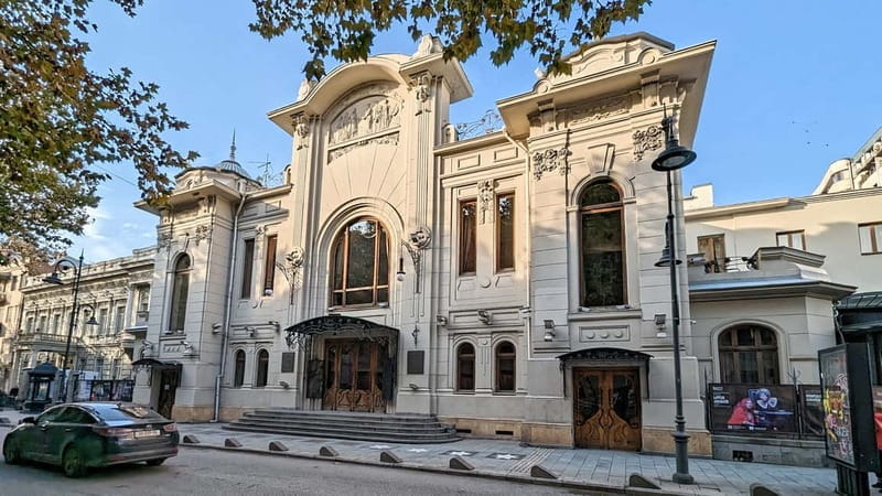 Beyond the Old City: Tbilisi's Hidden Gems Walking Tour - Who Should Consider This Tour?