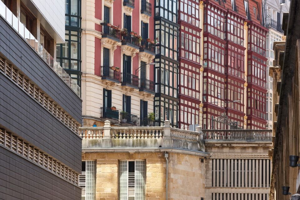 Bilbao: Express Walk With a Local in 60 Minutes - Booking and Availability