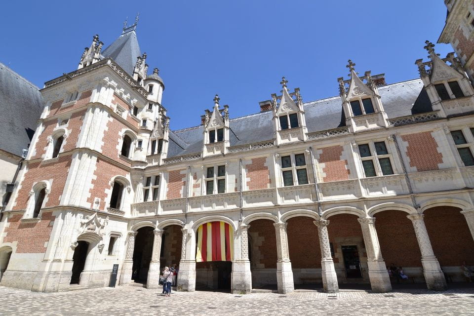 Blois: Private Tour of Blois Castle With Entry Tickets - Royal Apartments and Art Collection