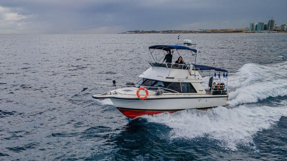 Boat for Scuba Divers. Airplanes and Coral Gardens Dive - Speedboat Transfers