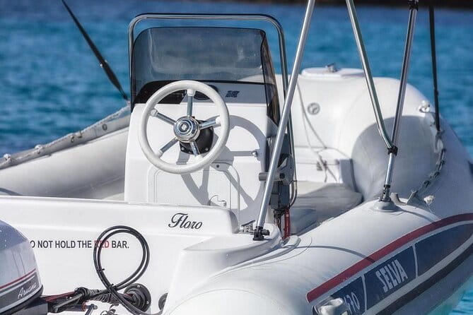 Boat rental for 6 people. No license required. - FAQ