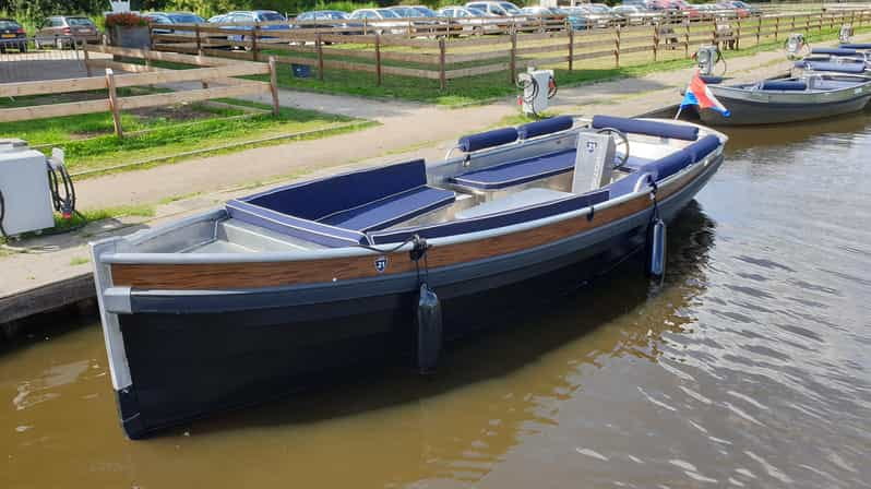 Boatrental 2 Hours 12 Person with Steeringwheel and cushions - Exploring Giethoorn on Your Own Terms