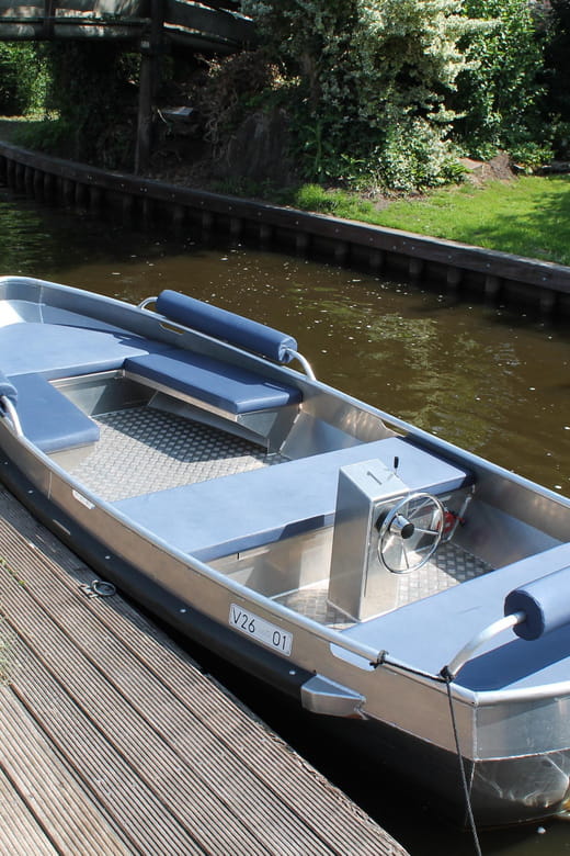 Boatrental 2 Hours 8 Person with Steeringwheel and cushions - Exploring Giethoorn by Boat: The Full Picture