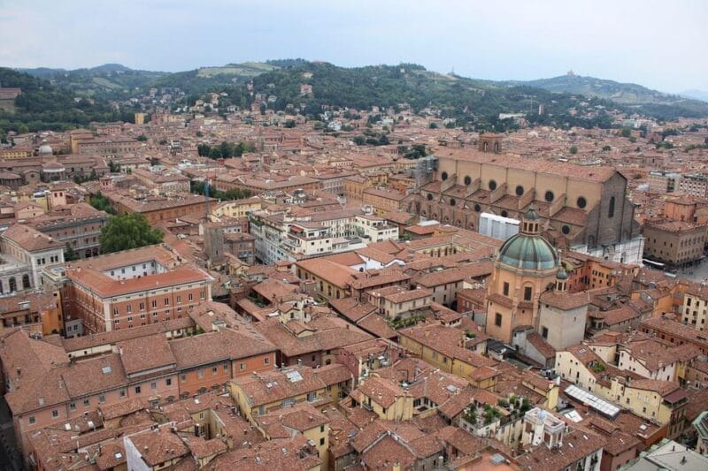 Bologna: Historical Highlights Walking Tour with Local Guide - Key points / Takeaways