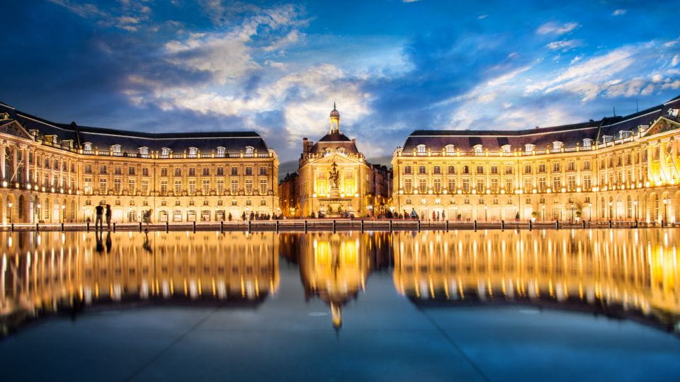 Bordeaux: First Discovery Walk and Reading Walking Tour - Porte Dijeaux
