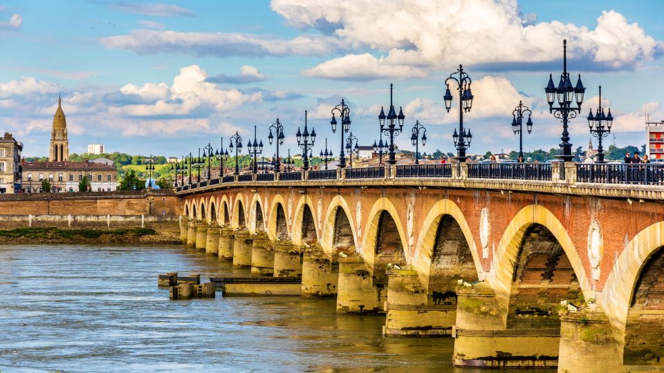 Bordeaux: First Discovery Walk and Reading Walking Tour - Porte De Bourgogne