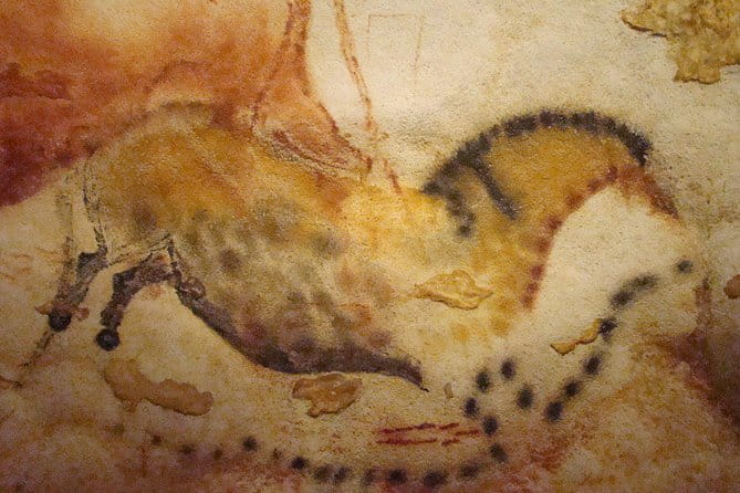 Bordeaux to Lascaux and Dordogne Valley Private Sightseeing Tour - Practical Aspects: Price, Duration, and Value