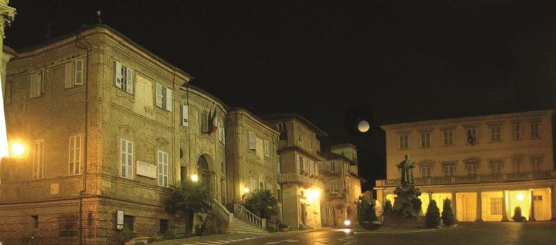 Bra: Historic Town Highlights Guided Walking Tour - Exploring Bras Historic Streets