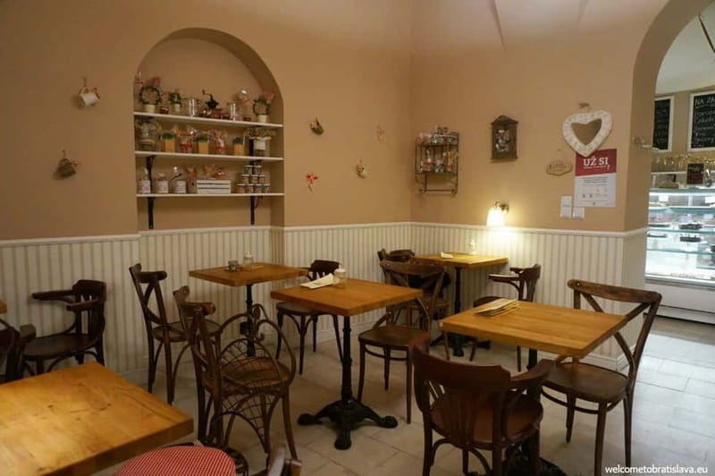 Bratislava: Old Town Cake Tasting Experience - Key Points/Takeaways