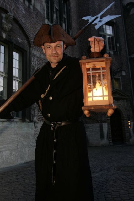 Bremen: Walking Tour in German With Night Guard - Market Square Exploration