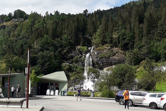 Bride's Veil and Steinsdalsfossen waterfalls with sceneries of Hardanger Fjord - FAQ