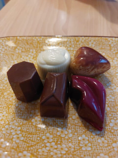 Bruges: Walking Tour with Hot Chocolate & Chocolate Tasting - Savoring the Chocolate: Sweet Stops with a Cultural Twist