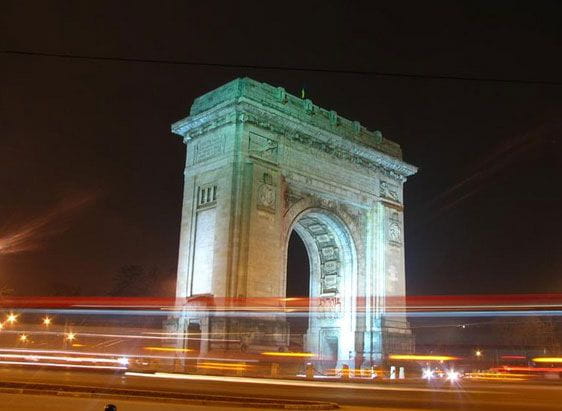 Bucharest Evening Tour and Traditional Dinner - Dining Experience