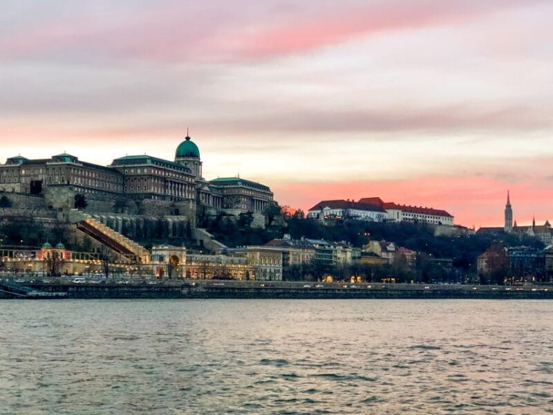 Budapest: 1-Hour Evening Sightseeing Cruise with Drink - Key points / Takeaways