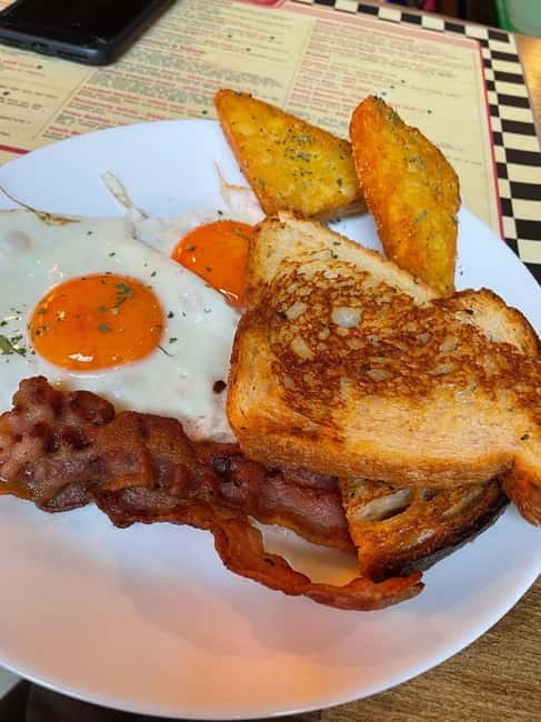 Budapest: 4-hour Bottomless Brunch w/ Cocktails & Craft Beer - The Heart of the Experience: Setting and Atmosphere