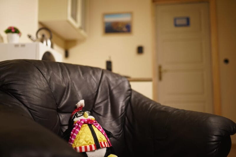 Budapest: 90s Sitcom Escape Room Adventure with Drinks - Entering the World of 90s Sitcoms: Setting the Scene