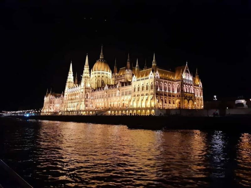 Budapest: Boat Cruise with Personal Live Guide and Drink - Key points / Takeaways