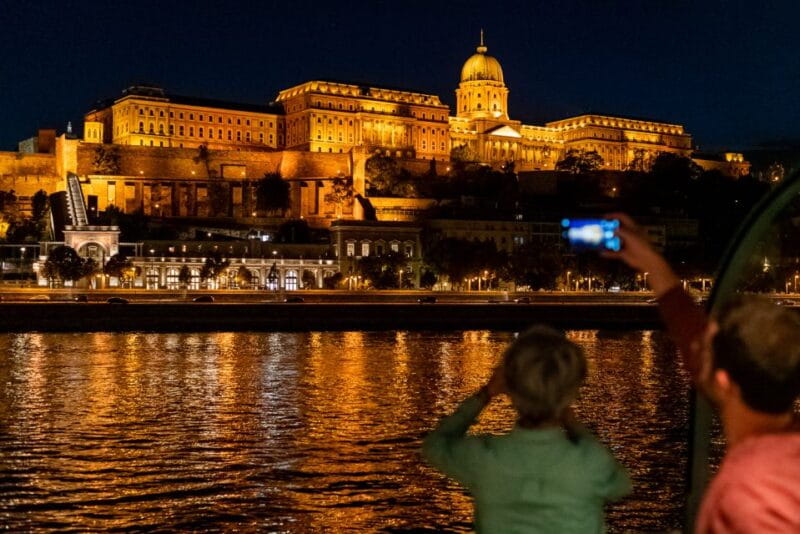 Budapest: Candlelit Dinner River Cruise with Live Music - Entering the Heart of Budapest’s Nightscape