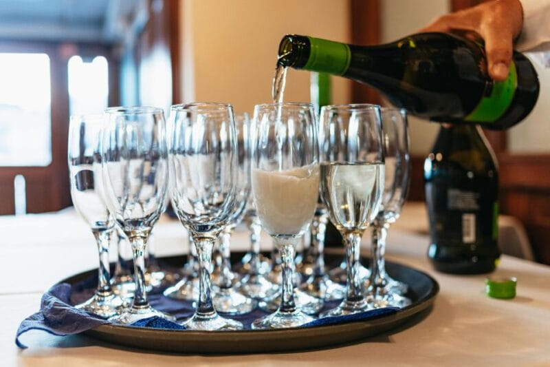 Budapest: Danube Cruise with Hungarian Dinner and Live Music - The Food and Beverage Experience