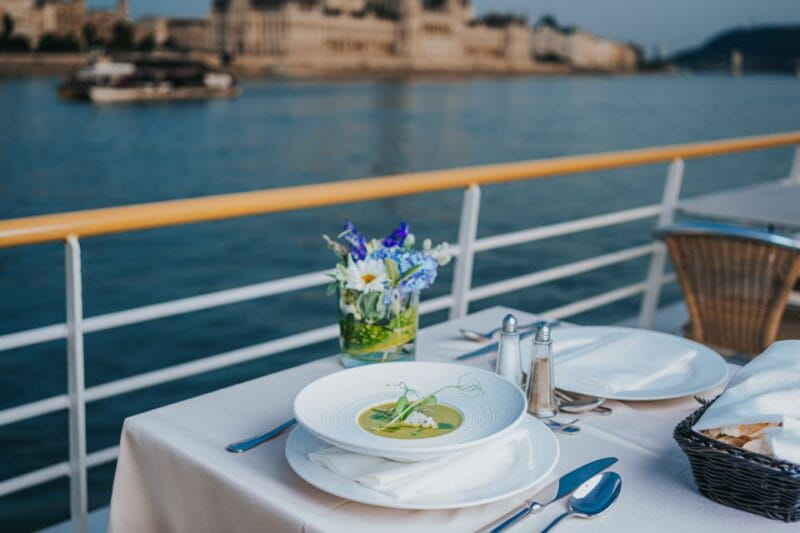 Budapest: Evening Cruise and Dinner with Welcome Drink - Discover Budapest from the Water at Night