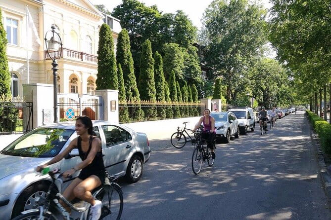 Budapest Highlights Bike Tour with local guide - Key Points