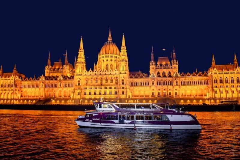 Budapest: Pizza Cruise - The Atmosphere: Music, Vibe, and Guest Experience