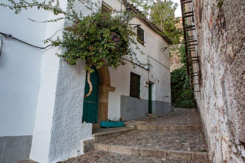 Caceres: Highlights, History and Jewish Quarter Walking Tour - The Interior Visits and Their Significance