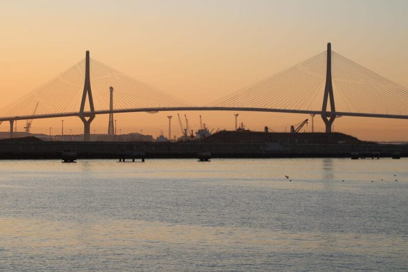 Cadiz: Exclusive Yacht excursion to La Caleta or Pepa Bridge - Price and Logistics: Is It Worth It?