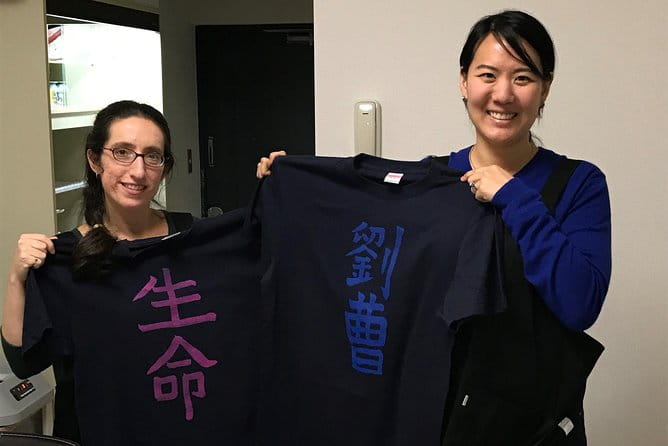 Calligraphy and Make Your Own Kanji T-Shirt in Kyoto - Choosing T-Shirt Color and Ink