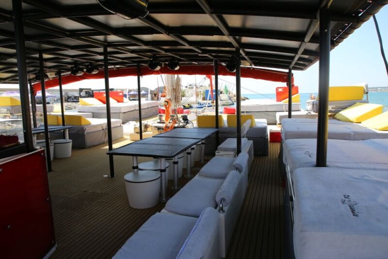 Cambrils: Catamaran Cruise with Drinks and BBQ Lunch Option - Crew and Atmosphere: Friendly and Professional