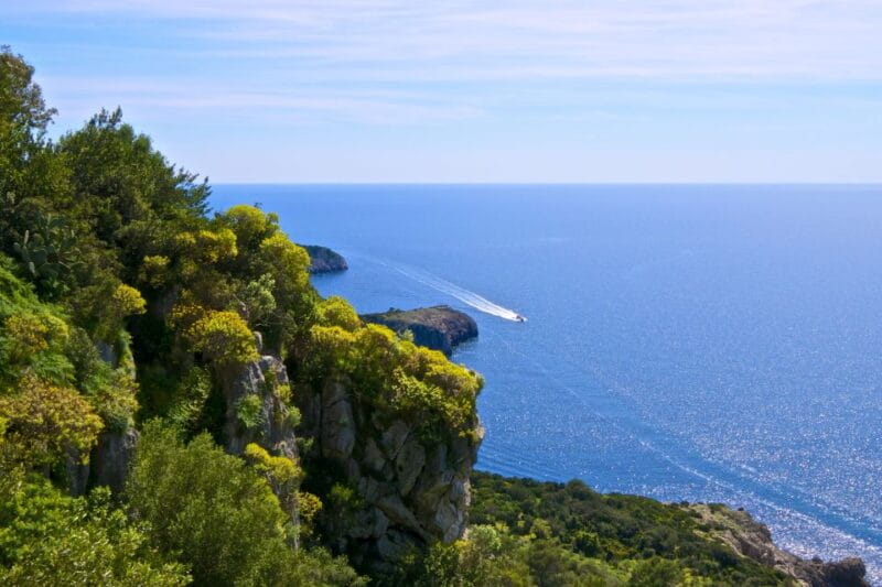 Capri: Guided Island Highlights Boat Tour - Exploring Capri on a Budget: Detailed Review of the Guided Island Highlights Boat Tour