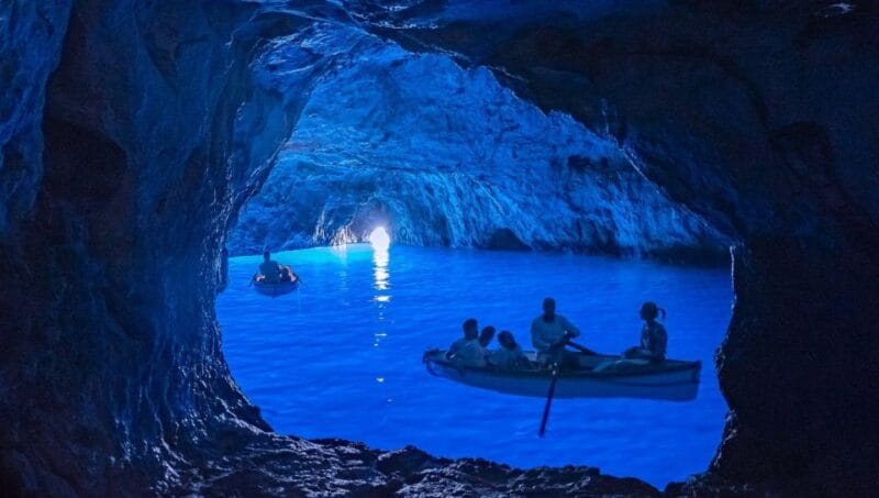 Capri: private boat tour with visit to the caves - The Role of the Guide