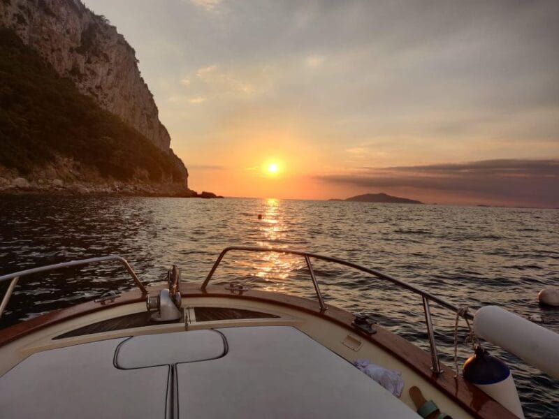 Capri: private tour in a typical boat - The scoop on the private boat experience in Capri