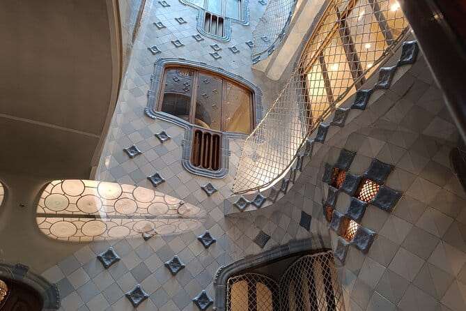 Casa Batlló First Access Insider Tour With Chocolate Breakfast - Exploring Casa Batlló with a Quiet, Insightful Approach