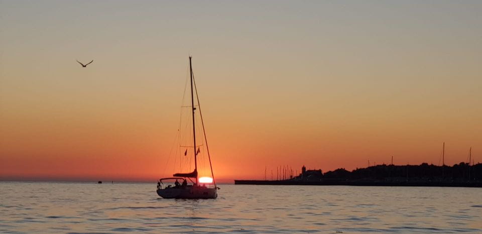 Cascais: 2-Hour Sunset Cruise - Onboard Amenities and Drinks
