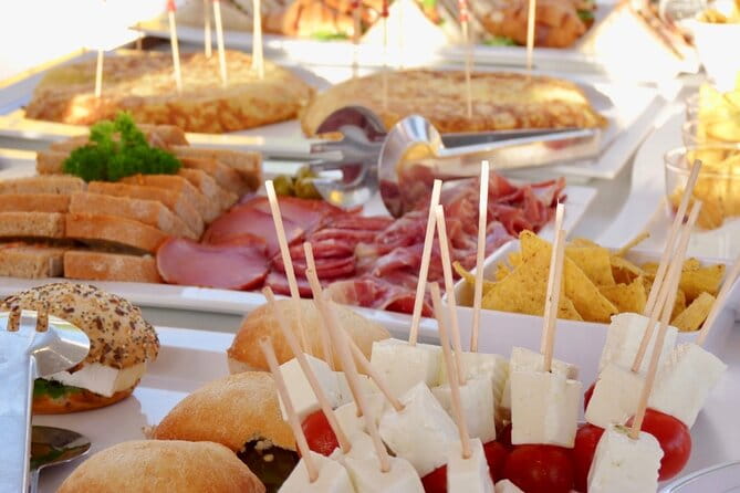 Catamaran sailing at sunset with tapas Palma de Mallorca - Key points / Takeaways