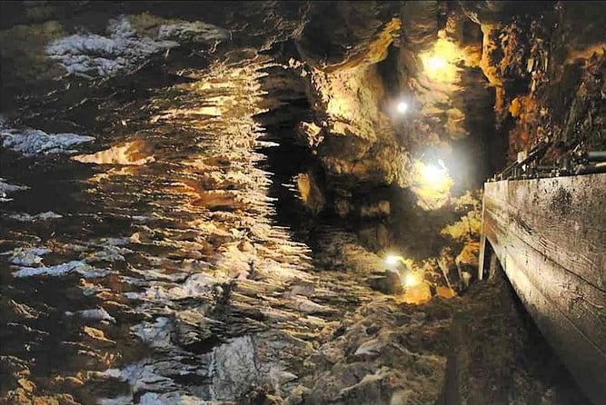 CAVE OKINAWA a Mysterious Limestone CAVE That You Can Easily Enjoy! - Exploring the Mysterious Limestone Cave