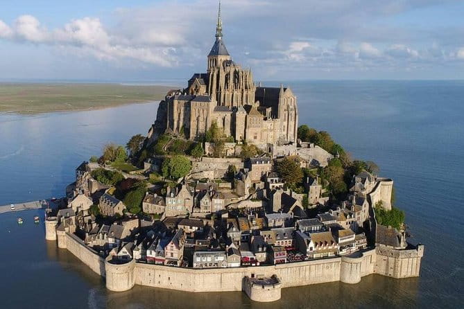 Chauffered driven car for one or several days (Rent minimum of 8 hours with a maximum of 25 kms per hour) - Exploring the French Regions in Comfort and Style