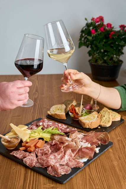 Chianni: wine and oil tasting with lunch or dinner - The Educational Element: Stories and Tips