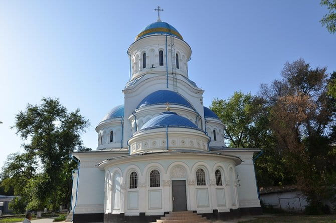 Chisinau Ghost Tour in Cemeteries - Discovering the Oldest Graves and Architectural Styles