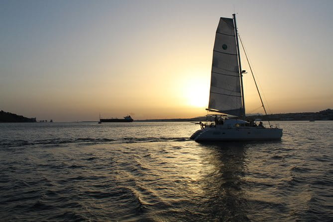 Christmas River Cruise with Typical Cake and Liquor - Exploring Lisbons Landmarks from the River