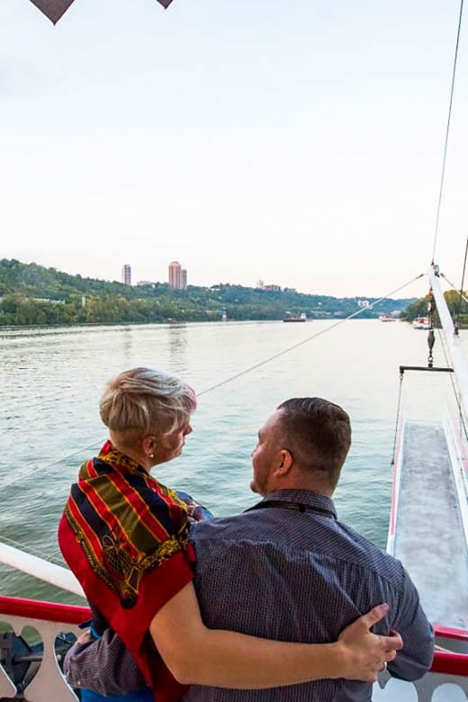 Cincinnati: Riverboat Cruise With Lunch and Entertainment - Live Entertainment Experience