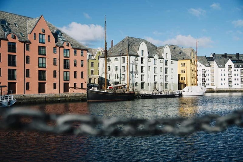 City walk in Ålesund: Art Nouveau, sea views, and insider tips - Who Should Book This Tour?