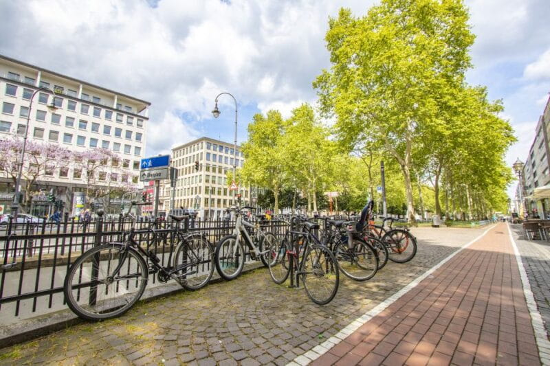 Cologne: Express Walk with a Local in 60 minutes - Entering the Heart of Cologne: What to Expect